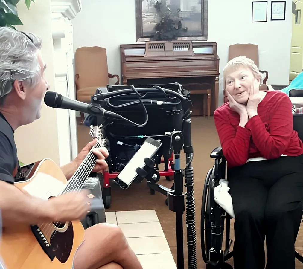 Live music with a guitarist in the living room at Barton House