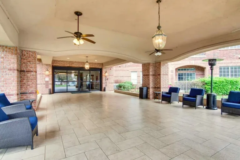 The covered entry lounge at The Terraces at Kingwood